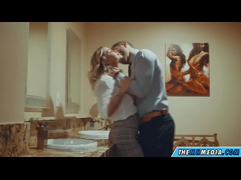 ❤️ Nalika pirang semok seduces sampeyan ing toilet umum ❤ Video anal ing kita% jv.quizfarmature.ru%